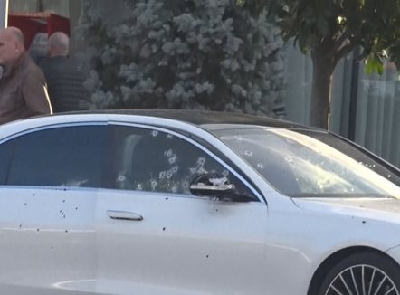 Hetimet për atentatin në Rinas zgjerohen, autorët dyshohet se përdorën disa automjete në vendngjarje