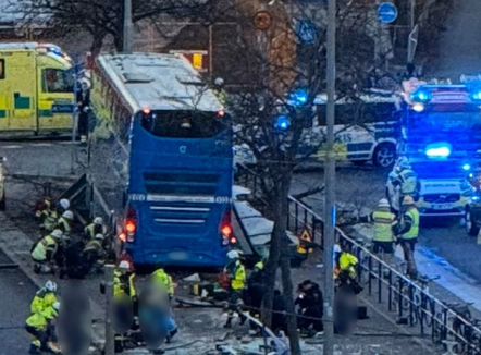 Alarm në Stokholm, autobusi përplaset me stacionin e autobusëve, raportohet për viktima