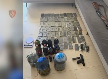 Policia e Tiranës godet dy rrjete narkotikësh, sekuestrohen mbi 4 kg kokainë dhe arrestohen 27 persona