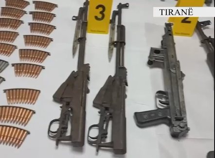 Kontrolle në Fushë-Krujë pas atentatit të Rinasit, zbulohet arsenal armësh në fshatin Zall. Në kërkim 48-vjeçari