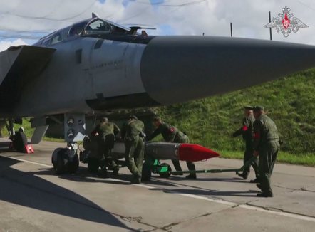 Plani sekret rus, inteligjenca ukrainase: Putin do të ndërtojë 120 mijë bomba rrëshqitëse