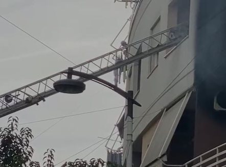 VIDEO/ Zjarr në një pallat në Astir, shpëtohen dy fëmijë të bllokuar 