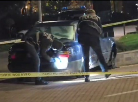 I qëlluan me armë zjarri dhe braktisi mjetin pas aksidentit, 42-vjeçari shkon në spital me dëmtime në kokë