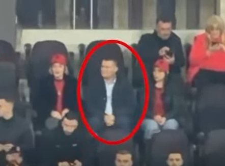 Altin Dumani ‘kapet mat’ në Air Albania, tifo për Kombëtaren në ndeshjen kundër Anglisë