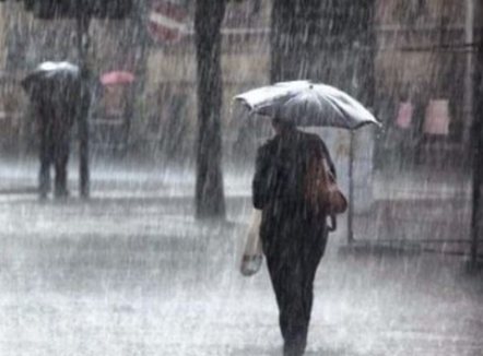 Ministria e Mbrojtjes paralajmëron për reshje intensive shiu dhe shtrëngata: Strukturat vendore e qëndrore të marrin masat