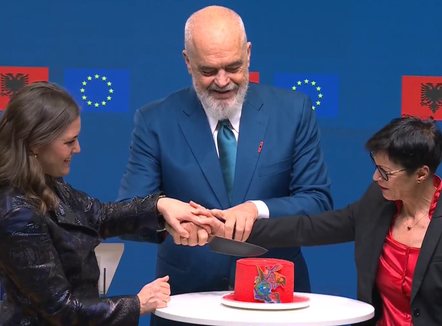 Festë në Bruksel, torta kuqezi pritet nga Rama, Kos dhe Bjerre