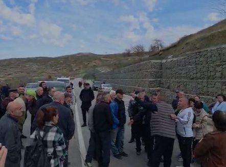 Banorët e fshatit Kalivaç bllokojnë aksin e ri Qukës-Qafë Plloçë, kërkojnë ndryshimin e projektit të rrugës