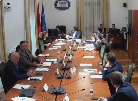 Përplasje në Komision, kërkohet përjashtimi i Flamur Nokës me 10 ditë nga Kuvendi