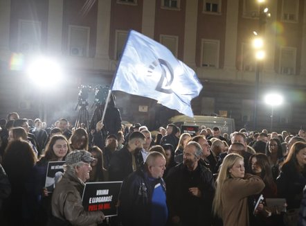 Parlament në shesh, opozita proteston para Kryeministrisë
