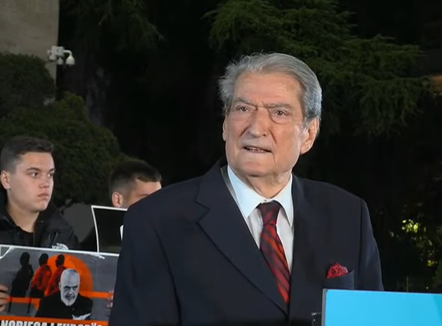 Berisha në protestën e opozitës: Jemi mbledhur kundër shtetit mafioz para pallatit të krimit ku qëndron diktatori Edi Rama