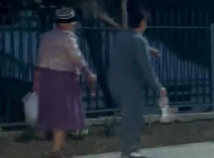 U vesh si grua për të rifituar lirinë në rrugët e fshatit, por arrestohet pasi theu masën e sigurisë