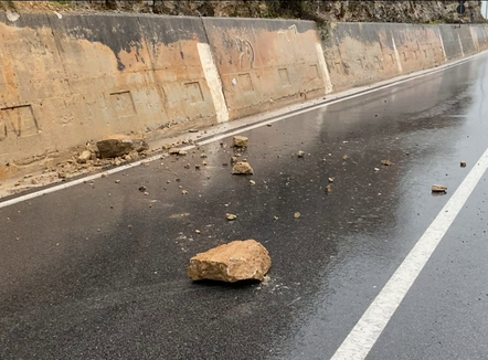 Reshje të dendura në Kukës, gurë dhe inerte në disa rrugë. Kufizime me energjinë elektrike në disa zona