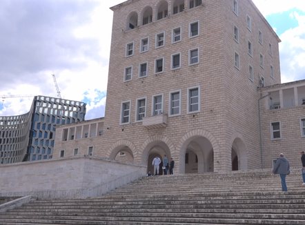 Korrupsioni në universitete, raporti: 50 pedagogë dhe punonjës nën hetim, studentët nën presion 