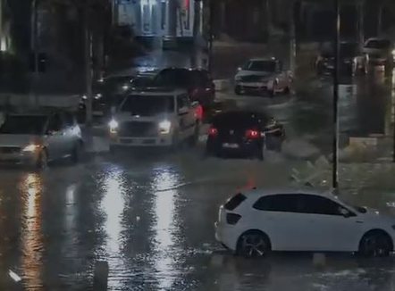 Reshjet rikthejnë përmbytjet në zonat problematike në Vlorë