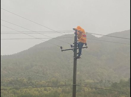 Moti i keq, dhjetëra fshatra dhe disa lagje në Gjirokastër prej 12 orësh pa energji 