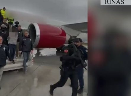 Nga SHBA në Rinas, ekstradohet drejt Italisë shqiptari i dënuar me 30 vite burg për vrasje