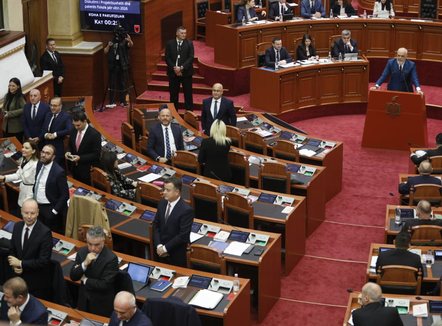 Rama prezanton buxhetin, opozita i kthen kurrizin