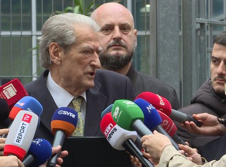 2 orë rrëfim në SPAK, Berisha i përgjigjet prokurorëve për urdhrin e zjarrit