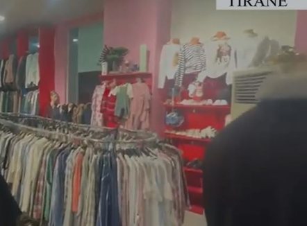 “Outlet” në Yzberisht, zbulohet dyqani me mallra të kontrabanduara, arrestohet administratorja