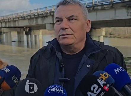 Rrezik nga prurjet në Mifol, Çako inspekton situatën, paralajmëron evakuime nëse lumi del nga shtrati