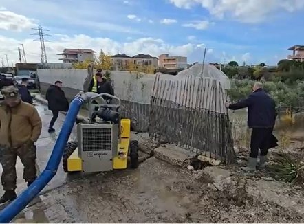 Novosela nën ujë, ushtria nis largimin e ujit dhe evakuimin e banorëve