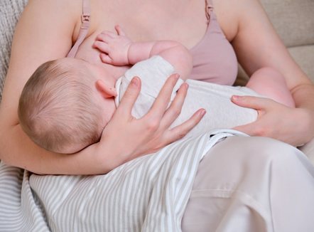 Trauma e fëmijërisë lë gjurmë edhe në qumështin e gjirit