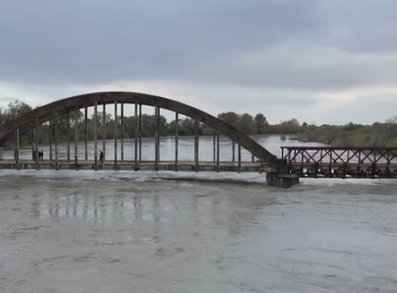 Situata nga reshjet, Vjosa pranë pikës kritike. Përmbyten toka në Maliq