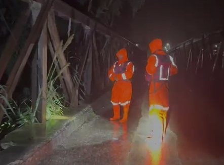 Vjosa në pikë kritike, vijon përmbytja e tokave dhe banesave, banorët: Jemi të rrezikuar