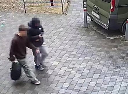 Rusia po josh të miturit ukrainas për të sulmuar vendin e tyre