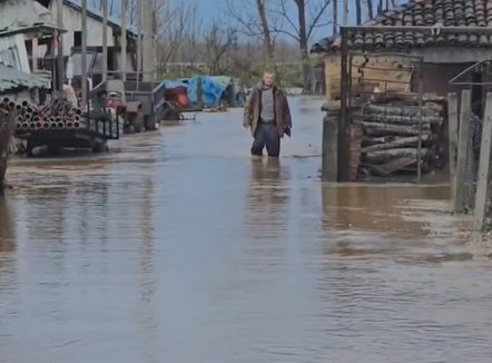 Banesa nën ujë, ura të dëmtuara. Reshjet përmbysin jugun dhe juglindjen e vendit