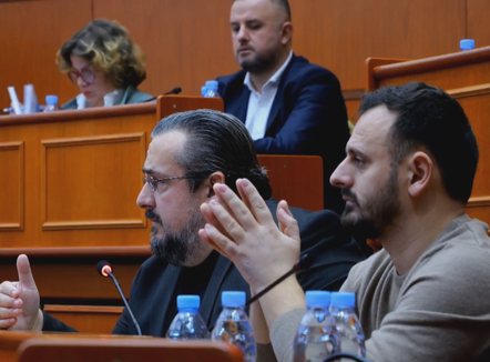 Përplasje PD-PS në këshill: E nxorët Veliajn nga dera, e futet nga dritarja