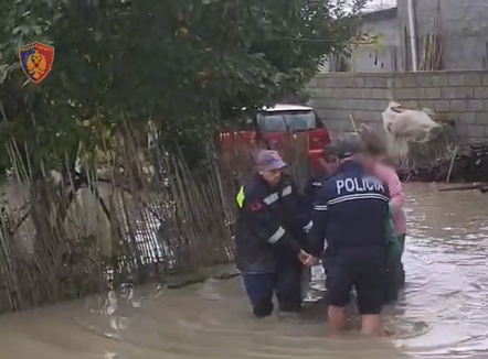 Moti i keq, Policia evakuon 5 shtetas në Berat, mes tyre një 100-vjeçare