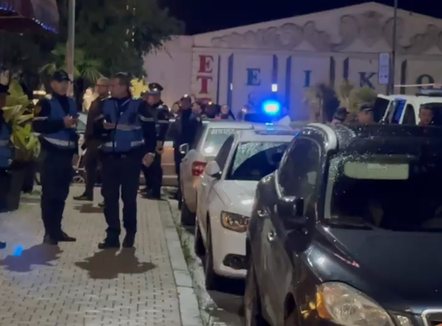 Të shtëna me armë zjarri pranë një qendre tregtare në Fier