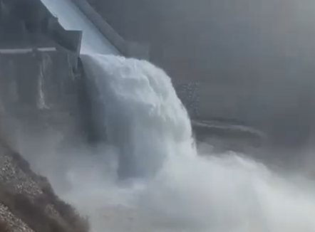 Rritja e prurjeve në Devoll: HEC-i i Moglicës hap portën e shkarkimit