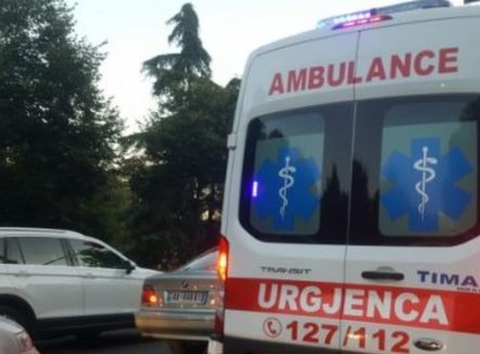 Procedohen mjekja dhe infermierja, 56-vjeçarja përfundon në spital pas reaksionit të medikamenteve