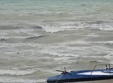 Uji i detit merr ngjyrë kafe, mbeturinat pushtojnë bregdetin e Vlorës pas përmbytjeve