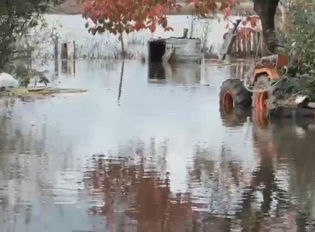 Përmbyten disa qarqe, reshjet i marrin jetën një personi në Korçë