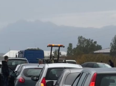 Aksident në Vlorë–Levan, bllokohet përkohësisht autostrada