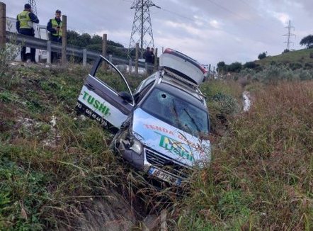 Aksident pranë Vlorës, makina përfundon në kanal