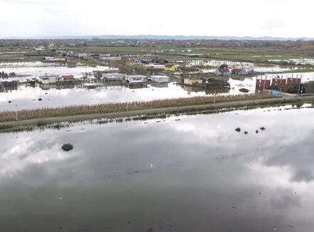 Gjin Gjoni ndan pamjet e përmbytjeve: Qytetarët janë braktisur