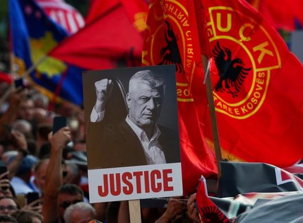 Dy rrëfime, një vendim: Si do të mbahet mend UÇK-ja?