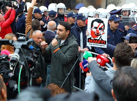 Belind Këlliçi: Një sqarim për baltën ndaj protestave para Bashkisë dhe një sfidë publike