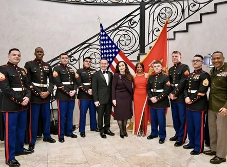 Osmani merr pjesë në mbrëmjen tradicionale në nderim të marinsave amerikanë