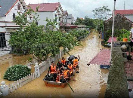 Vietnami i shkatërruar nga përmbytjet, mbi 90 viktima