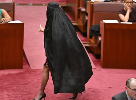 Me burka në Parlament kërkon ndalimin e tyre, kritikohet ashpër senatorja australiane