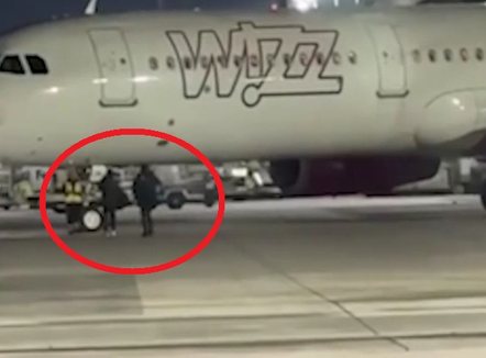 “Ndaloje avionin!” Dy pasagjerë shpërthejnë derën e sigurisë dhe vrapojnë në pistë