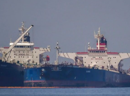 Dy javë pas sulmeve me dronë ukrainas, porti rus rifillon eksportet e naftës