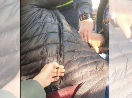 Me kanabis dhe thikë në makinë, arrestohet në sy të vajzës së mitur