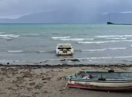 Dallgët deri në 1.5 metra në Vlorë, pezullohet lundrimi për 24 orë 