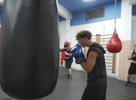 Pasioni në ring, boksi ngjall interes te brezi i ri, ëndërrojnë për medalje